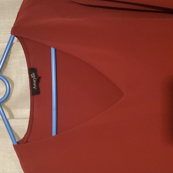Maroon v neck bell sleeve top - Picture 2 of 3